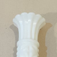 Image 7 of Vase soliflore en opaline blanche vintage 1960s-1970s à motifs géométriques