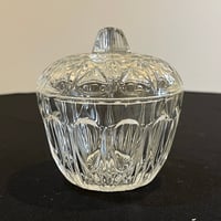 Image 3 of Bonbonnière sucrier vintage avec couvercle 1960s en verre pressé à facettes