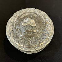 Image 5 of Bonbonnière sucrier vintage avec couvercle 1960s en verre pressé à facettes
