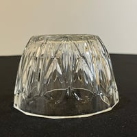 Image 7 of Bonbonnière sucrier vintage avec couvercle 1960s en verre pressé à facettes