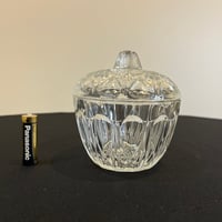 Image 4 of Bonbonnière sucrier vintage avec couvercle 1960s en verre pressé à facettes