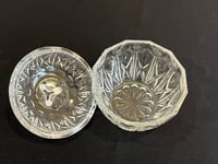 Image 6 of Bonbonnière sucrier vintage avec couvercle 1960s en verre pressé à facettes