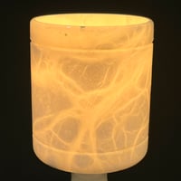 Image 8 of Petite lampe vintage en albâtre blanc – PEGASAM Espagne – Années 1970-1980