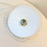 Image 6 of Suspension vintage verre opaline plissé blanc, pâte de verre – Années 1940