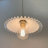 Image 5 of Suspension vintage verre opaline plissé blanc, pâte de verre – Années 1940