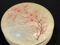 Image 5 of Grande Boîte à bijoux ronde en albâtre avec fleurs de cerisier rose - vintage 1970s