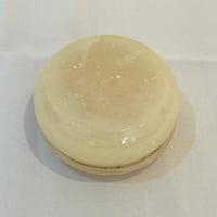 Image 10 of Grande Boîte à bijoux ronde en albâtre avec fleurs de cerisier rose - vintage 1970s