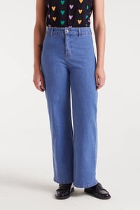 Image 3 of Pantalón vaqueros  con con bordado de corazón