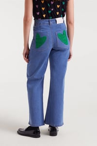 Image 2 of Pantalón vaqueros  con con bordado de corazón