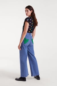 Image 4 of Pantalón vaqueros  con con bordado de corazón