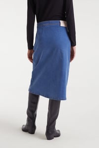 Image 2 of Falda midi vaquera