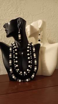 Image 1 of BLACK AND WHITE BEADS WITH SWAROVSKI SQUARE CRYSTAL BEADS