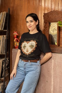 Image 2 of "Camiseta con gráfico artístico de corazón "Ojitos Mentirosos"