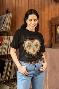 Image 5 of "Camiseta con gráfico artístico de corazón "Ojitos Mentirosos"