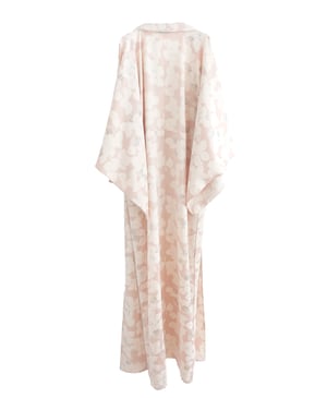 Image of Silke kimono dame af silke rosa med kameliablomster