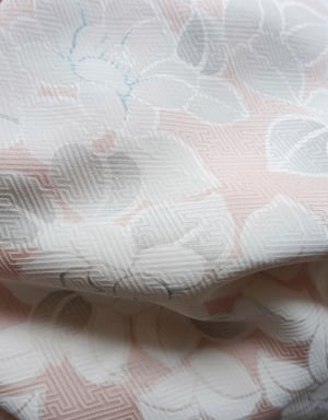 Image of Silke kimono dame af silke rosa med kameliablomster