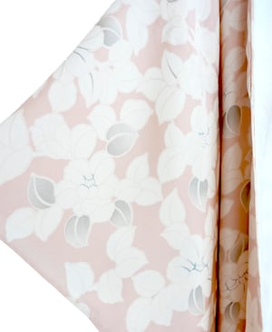 Image of Silke kimono dame af silke rosa med kameliablomster