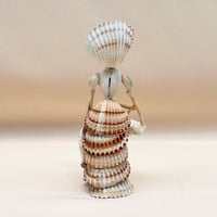 Image 4 of Figurine Dame élégante en coquillages – Souvenir vintage bord de mer, années 1950