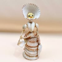 Image 1 of Figurine Dame élégante en coquillages – Souvenir vintage bord de mer, années 1950