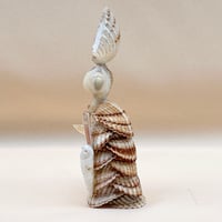 Image 6 of Figurine Dame élégante en coquillages – Souvenir vintage bord de mer, années 1950