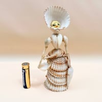 Image 2 of Figurine Dame élégante en coquillages – Souvenir vintage bord de mer, années 1950