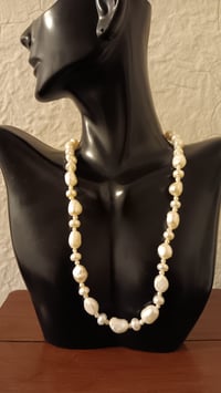 Image 2 of FRESHWATER, SEED AND RIVER MULTI PEARL SIZE NECKLACE