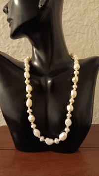 Image 4 of FRESHWATER, SEED AND RIVER MULTI PEARL SIZE NECKLACE