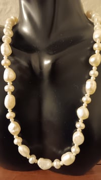 Image 6 of FRESHWATER, SEED AND RIVER MULTI PEARL SIZE NECKLACE
