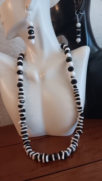 Image 3 of BLACK AND WHITE CRYSTAL BEADS WITH ONYX GEMSTONE CHIPS 