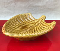 Image 2 of Coupelle en céramique Vallauris ocre jaune – forme feuille – vide-poche vintage 1950