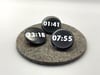 BADGES QUI DONNENT L’HEURE EXACTE