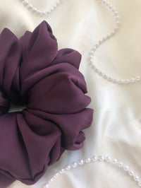 Image 3 of SCRUNCHIE OVERSIZED PLUM/ŚLIWKA