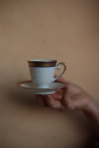 Image 6 of Feine Espresso/Mokkatasse mit gemustertem  Goldrand von Hutschenreuter