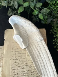Image 6 of Magnifique aile d’ange en biscuit, objet ancien!