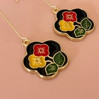 Image 4 of Flowers in a flower drops