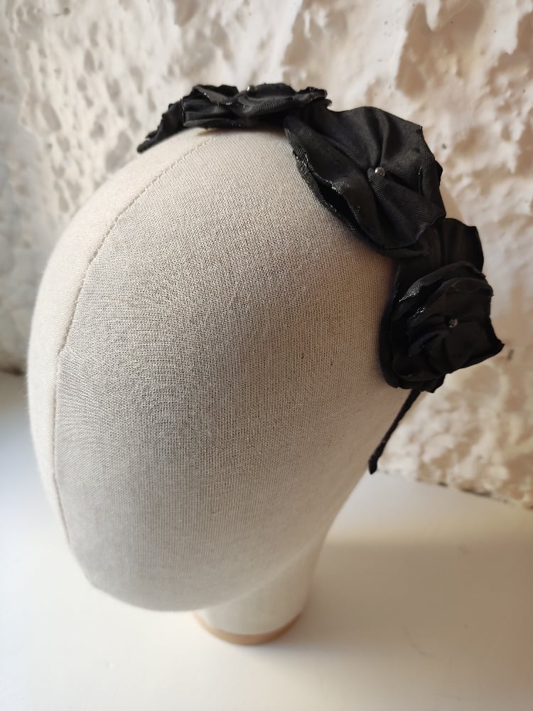 Image of Cerchietto coroncina floreale nero