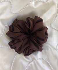 Image 2 of SCRUNCHIE OVERSIZED CHOCOLATE/CZEKOLADA