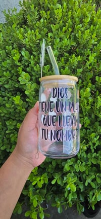 Image 1 of Dios tiene un proposito 16-ounce glass includes straw and straw washing brush 