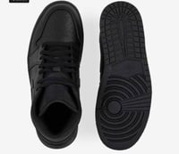 Image 3 of Jordan 1 mid black  taille 51.5