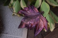 Image 4 of Vera foglia di platano acerifolia maxi elettroformata in rame con patina viola