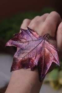 Image 1 of Vera foglia di platano acerifolia maxi elettroformata in rame con patina viola
