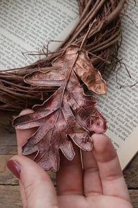 Image 3 of era foglia di quercia maxi racchiusa nel rame con patina rossa scura