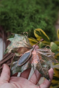 Image 2 of Vera foglia di platano acerifolia maxi elettroformata in rame con patina verde e agata muschiata