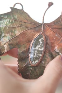 Image 3 of Vera foglia di platano acerifolia maxi elettroformata in rame con patina verde e agata muschiata