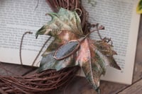 Image 4 of Vera foglia di platano acerifolia maxi elettroformata in rame con patina verde e agata muschiata