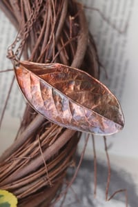 Image 3 of Vera foglia di alloro elettroformata in rame con finitura ossidata 6