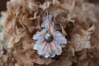 Image 1 of Vera foglia di quercia elettroformata in rame con labradorite verde e patina verde