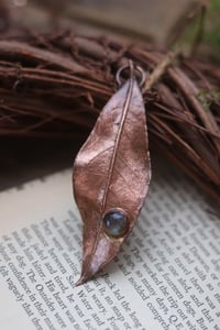 Image 2 of Vera foglia di alloro elettroformata in rame ossidato con labradorite blu