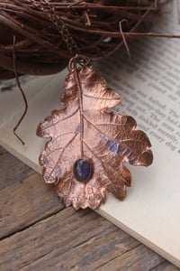 Image 2 of Vera foglia di quercia elettroformata in rame ossidato con labradorite blu 3