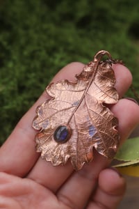 Image 3 of Vera foglia di quercia elettroformata in rame ossidato con labradorite blu 3